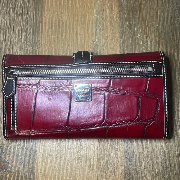 Dooney & Bourke Vintage Bordeaux Croc Embossed Leather Wallet front closure - Picture 4 of 14